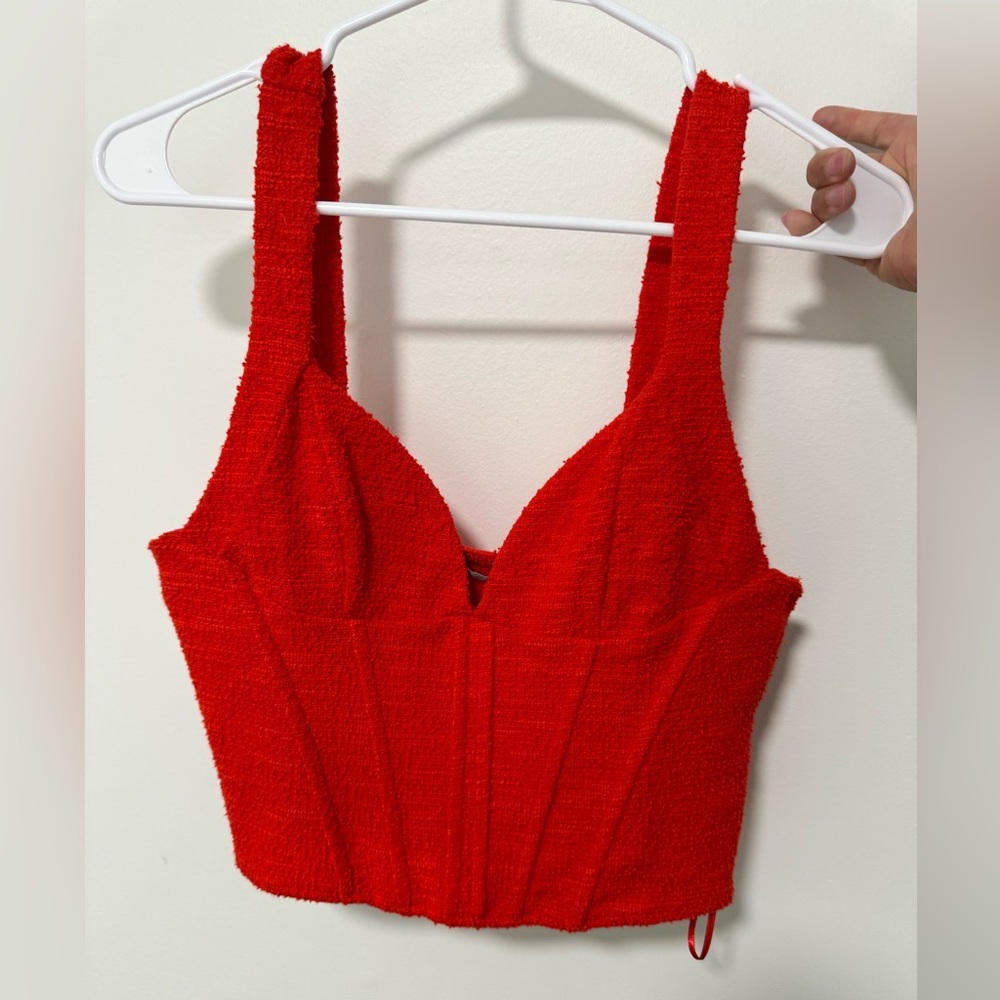 Zara size L fits a M , beautiful crop top , new without tags. Smoke and pet free